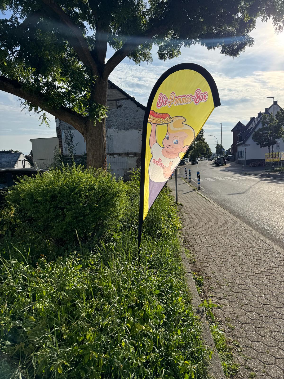Schild draußen – Die Pommes Box Kerpen